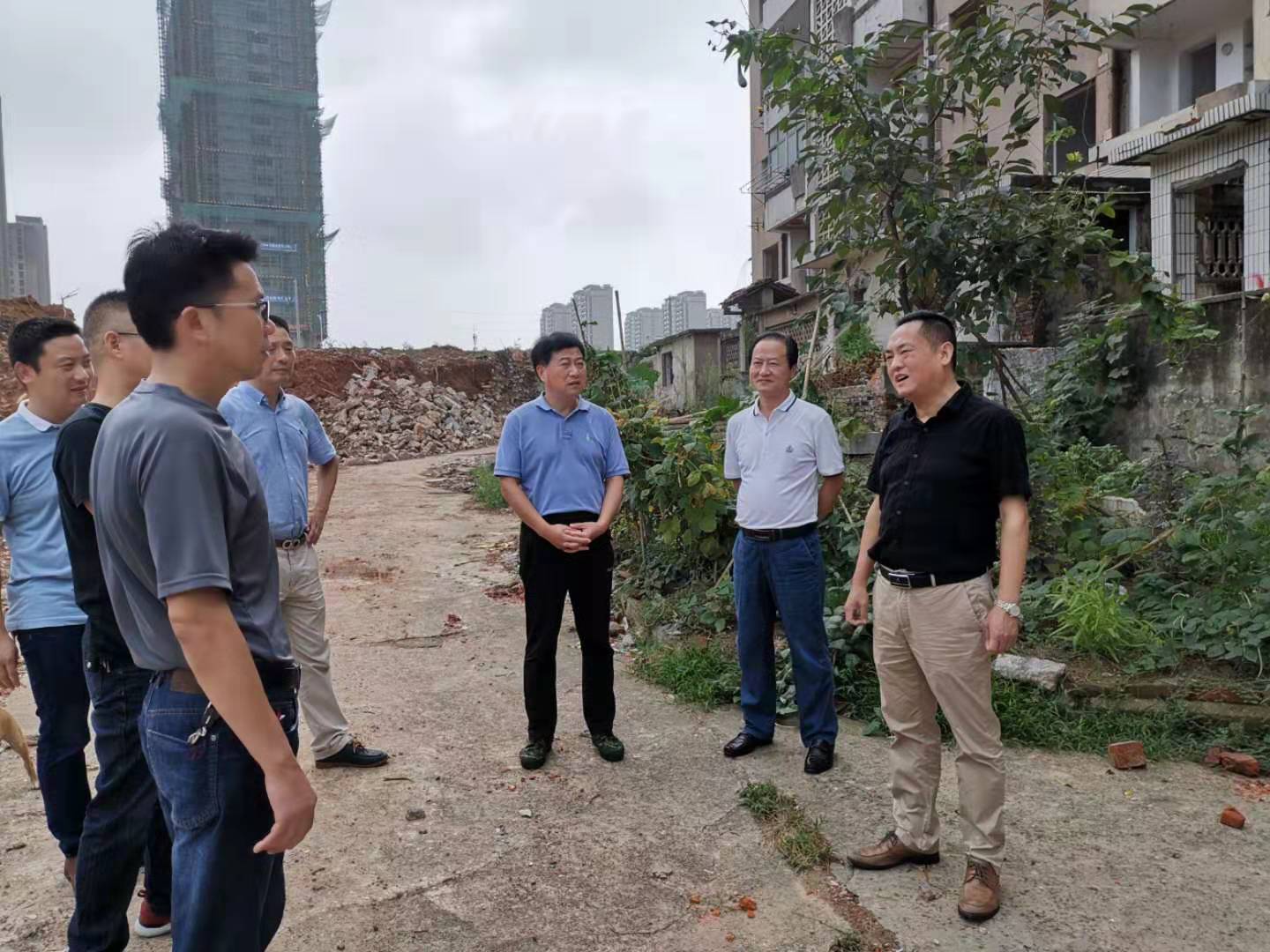 為加快方家沖、造紙廠和桂花園新安置區(qū)建設(shè)，2019年9月5日下，市城建集團總經(jīng)理衛(wèi)民陪同市政府副秘書長劉陳寅深入項目建設(shè)現(xiàn)場，調(diào)度推進安置區(qū)征遷工作.jpg