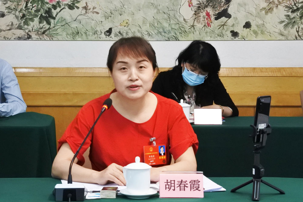 5月23日，全國(guó)人大代表胡春霞在參加分組審議政府工作報(bào)告時(shí)發(fā)言。新華社記者　吳雨　攝