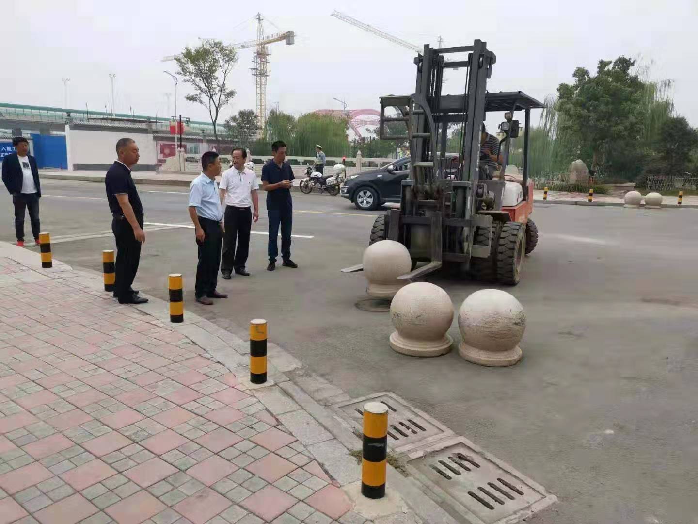 為向新中國成立七十周年獻禮，市城建集團攻堅克難，實現(xiàn)了北門棚改區(qū)域民生路10月1日零時順利通車。國慶假期，市城建集團堅持做好一線工作，在與交警部門共同做好民生路通車保障工作外，抓細節(jié)，抓落實，確保其他各項工作有序推進。.jpg